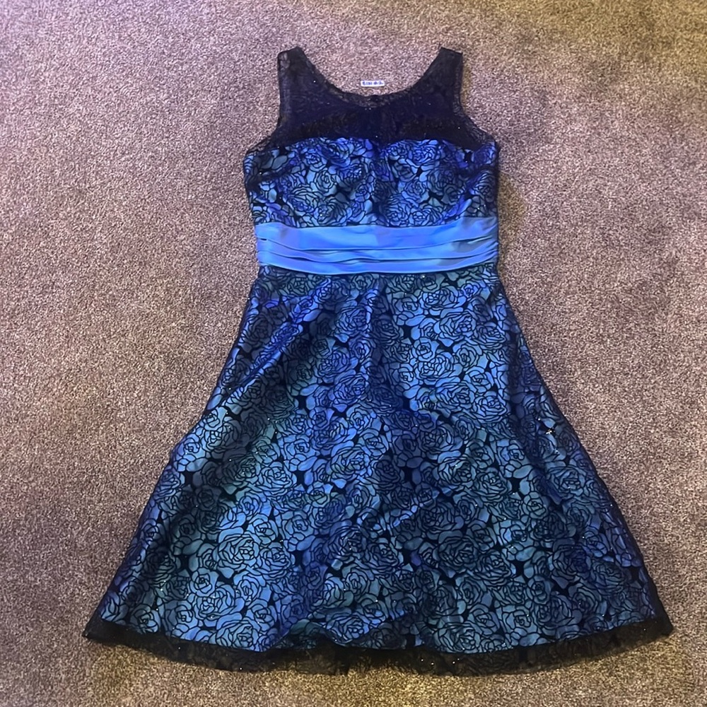 FIESTA Fashions dress. Size not shown- looks to me a size 8. Great condition.